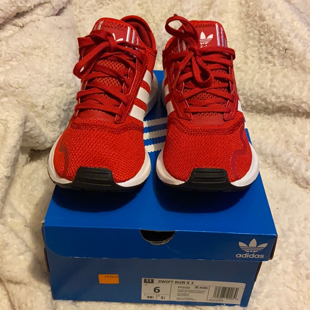 Size 6 red and white swift run x j w/ box